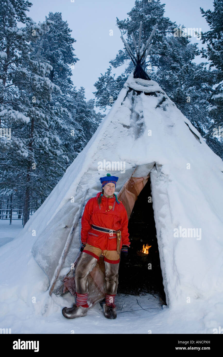 Il finlandese Sami donna al di fuori di un tradizionale di renna teepee pelle in Lapponia Foto Stock