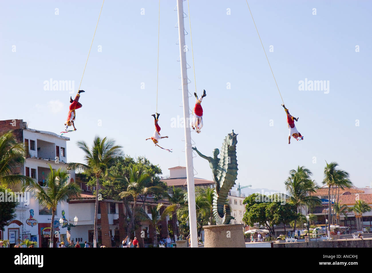 Papantla volantini di eseguire la loro danza tradizionale da un 50-piede Palo Alto in Puerto Vallarta Messico Foto Stock