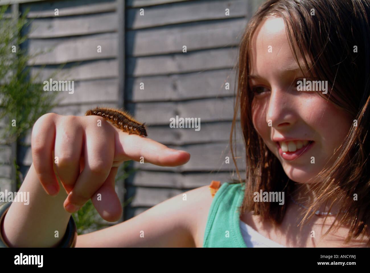 Ragazza con Caterpillar Foto Stock