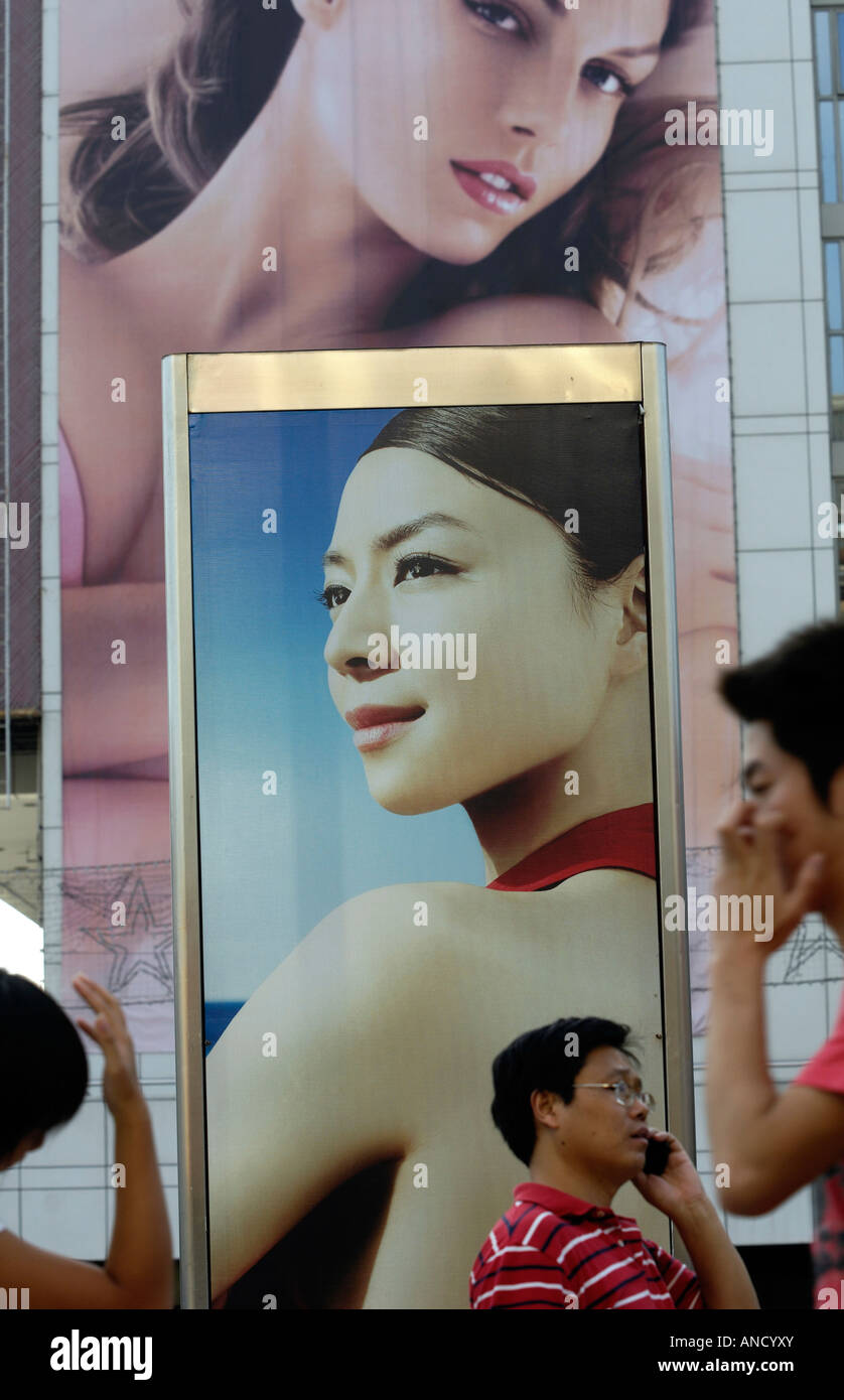 Pubblicità affissioni a Beijing in Cina. 27 AGO 2007 Foto Stock