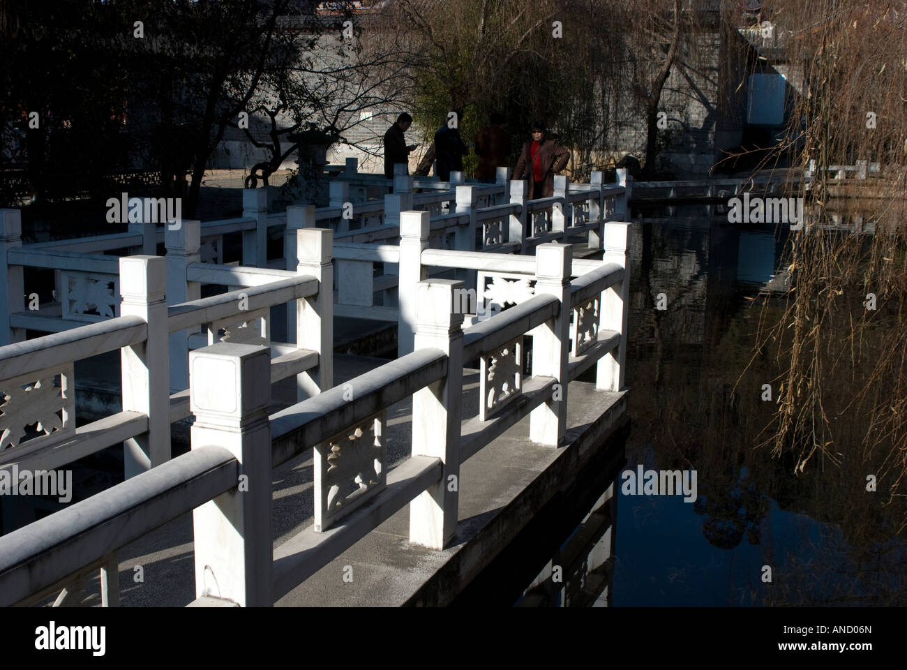 Passeggiata nel parco del Mu residenza familiare, Lijiang, nella provincia dello Yunnan in Cina Foto Stock