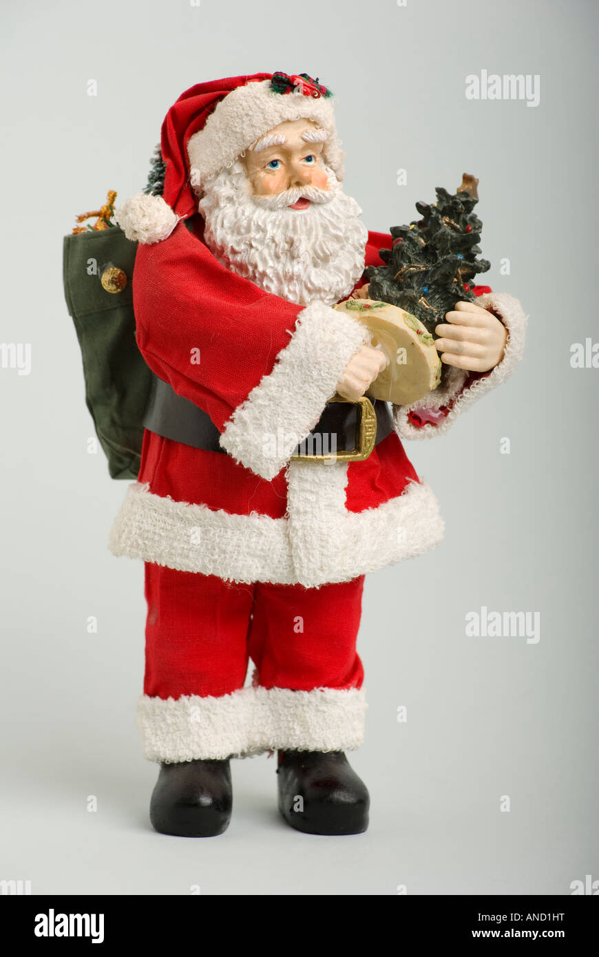 Mercatino di Natale di Santa Claus decorazione con rivestimento rosso il sacco di giocattoli e barba bianca Foto Stock