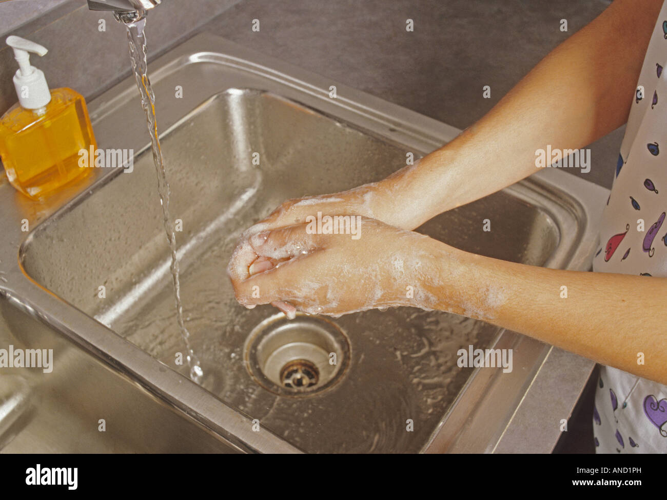 Lavarsi le mani nel lavello, batteri germi pulire pulizia Sapone sterile anti batteri la pulizia Foto Stock
