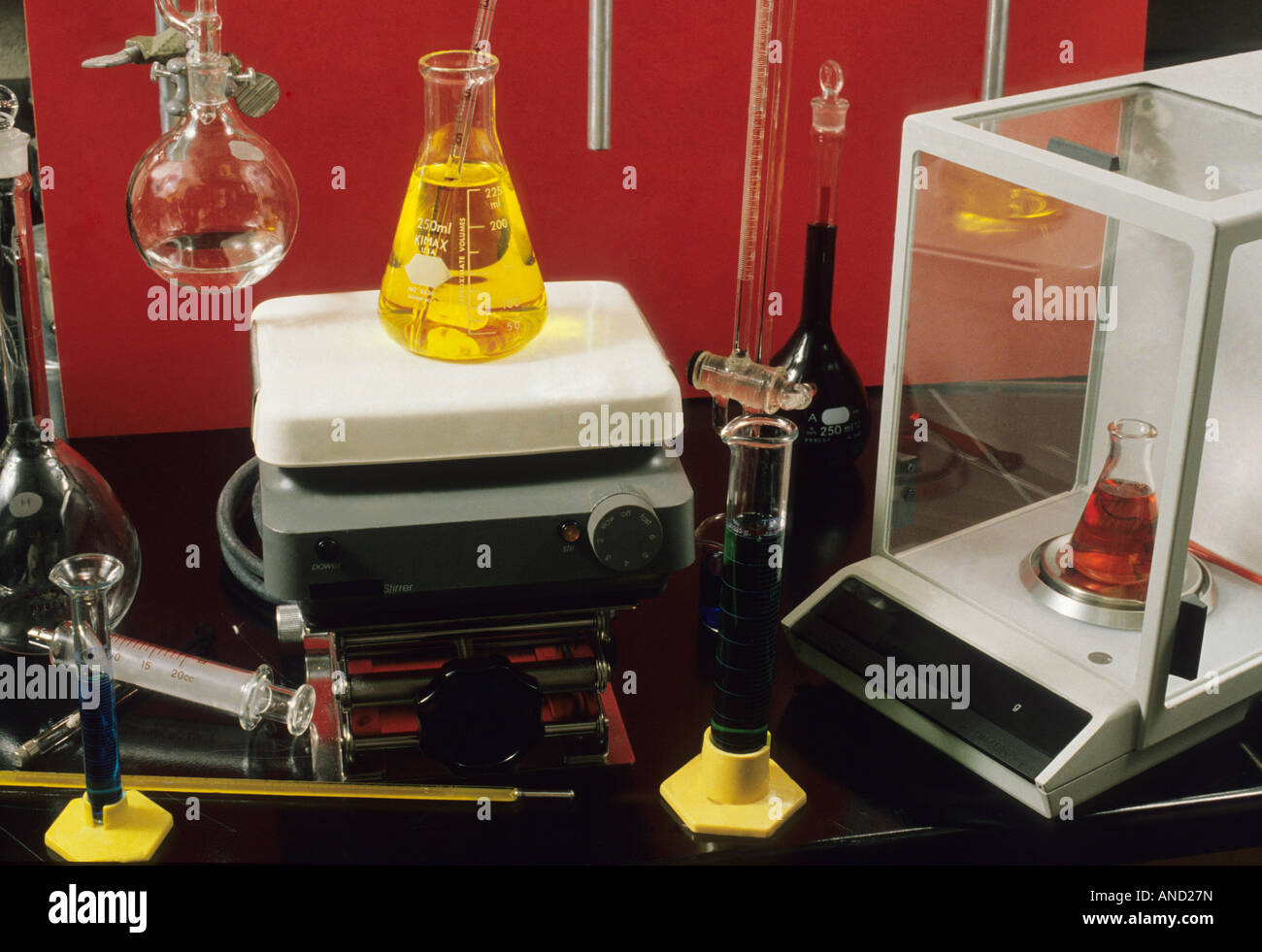 Apparecchiatura chimica bicchieri provette misurazioni scienze chimiche vuoto termometro agitatore calore Foto Stock