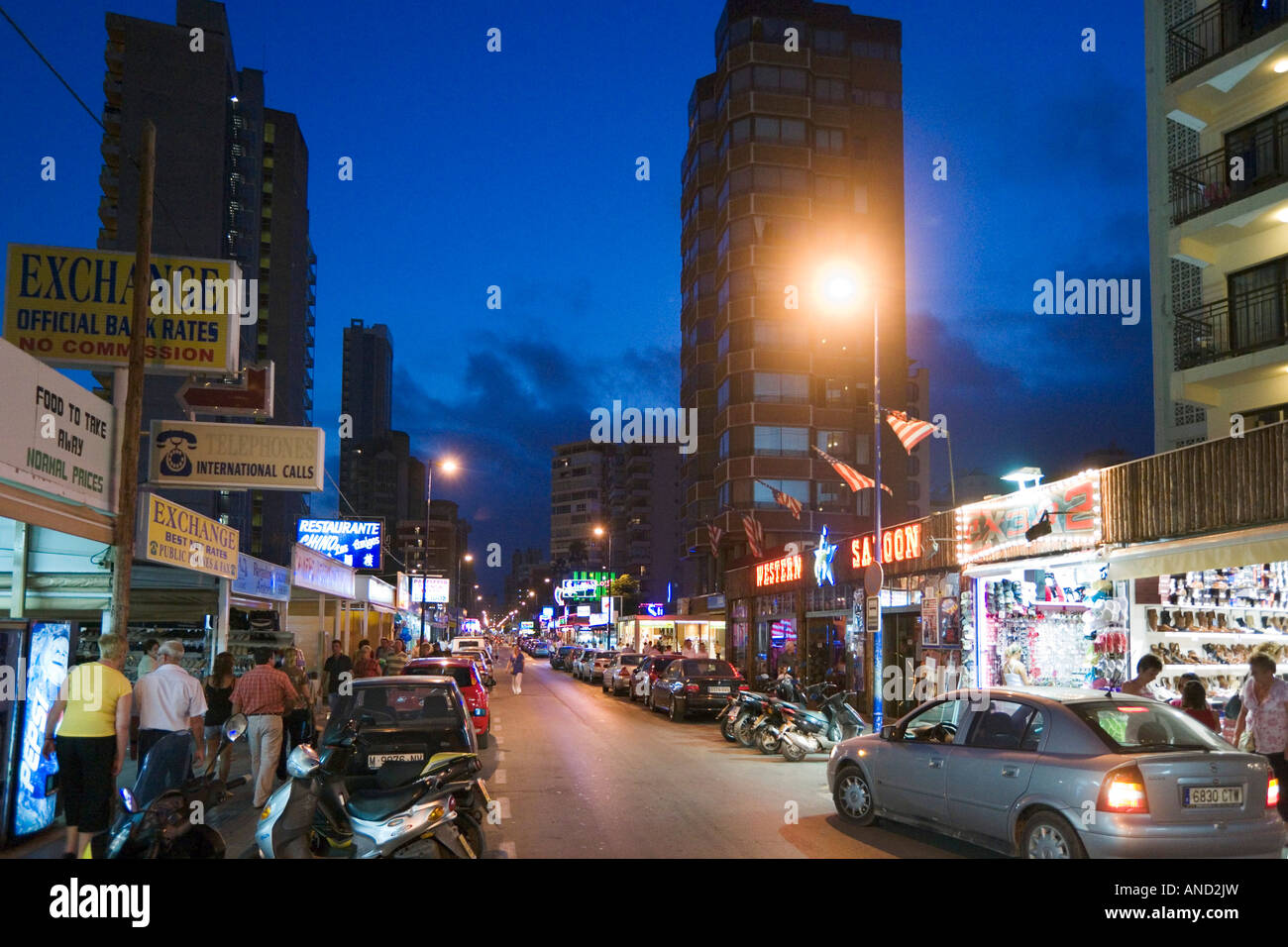 Calle Gerona di notte, centro resort, Benidorm, Costa Blanca, Spagna Foto Stock