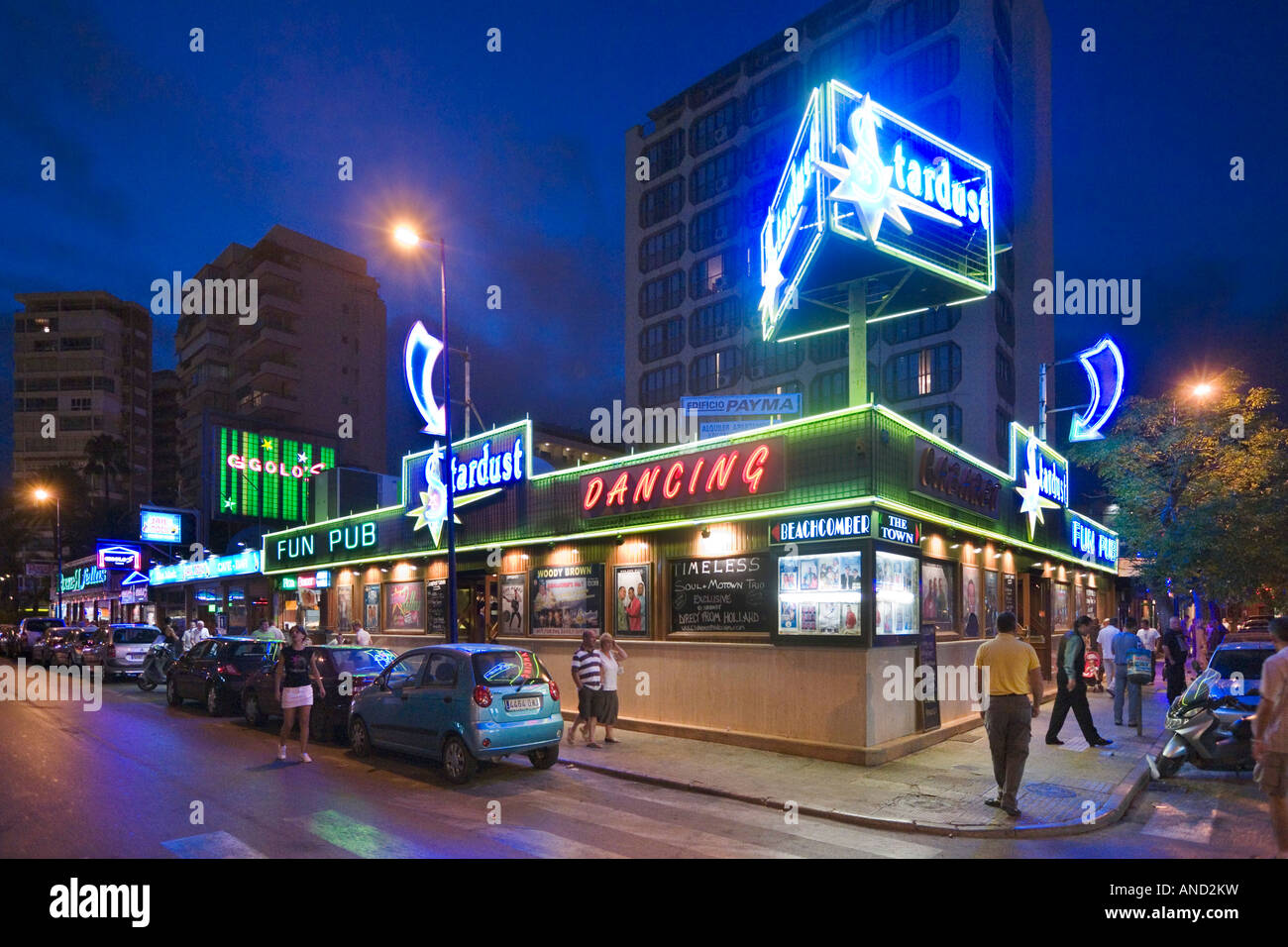 Pub in Calle Gerona di notte, centro resort, Benidorm, Costa Blanca, Spagna Foto Stock