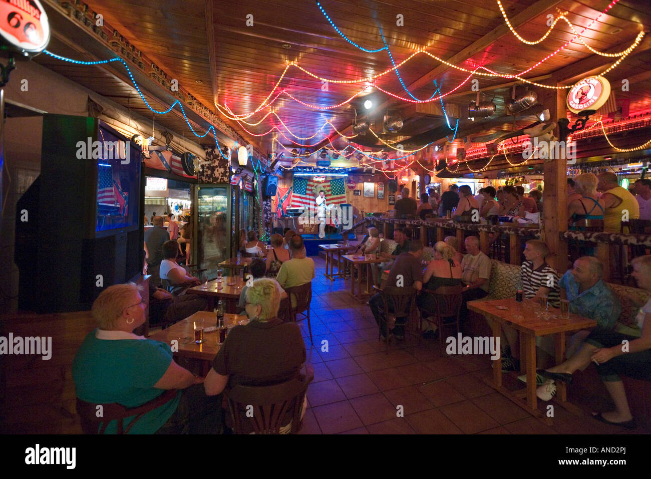 Intrattenimento in salone su Calle Gerona di notte, centro resort, Benidorm, Costa Blanca, Spagna Foto Stock