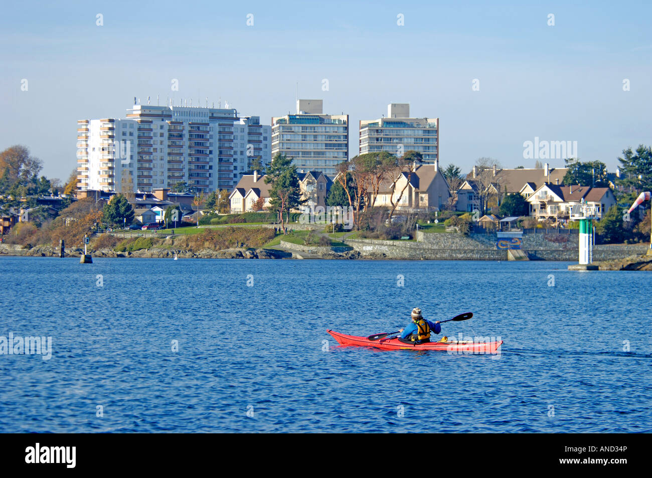 Un lone kayaker pagaie attraverso il Porto Interno baia di Victoria Isola di Vancouver BC Canada ciechi 0583 Foto Stock