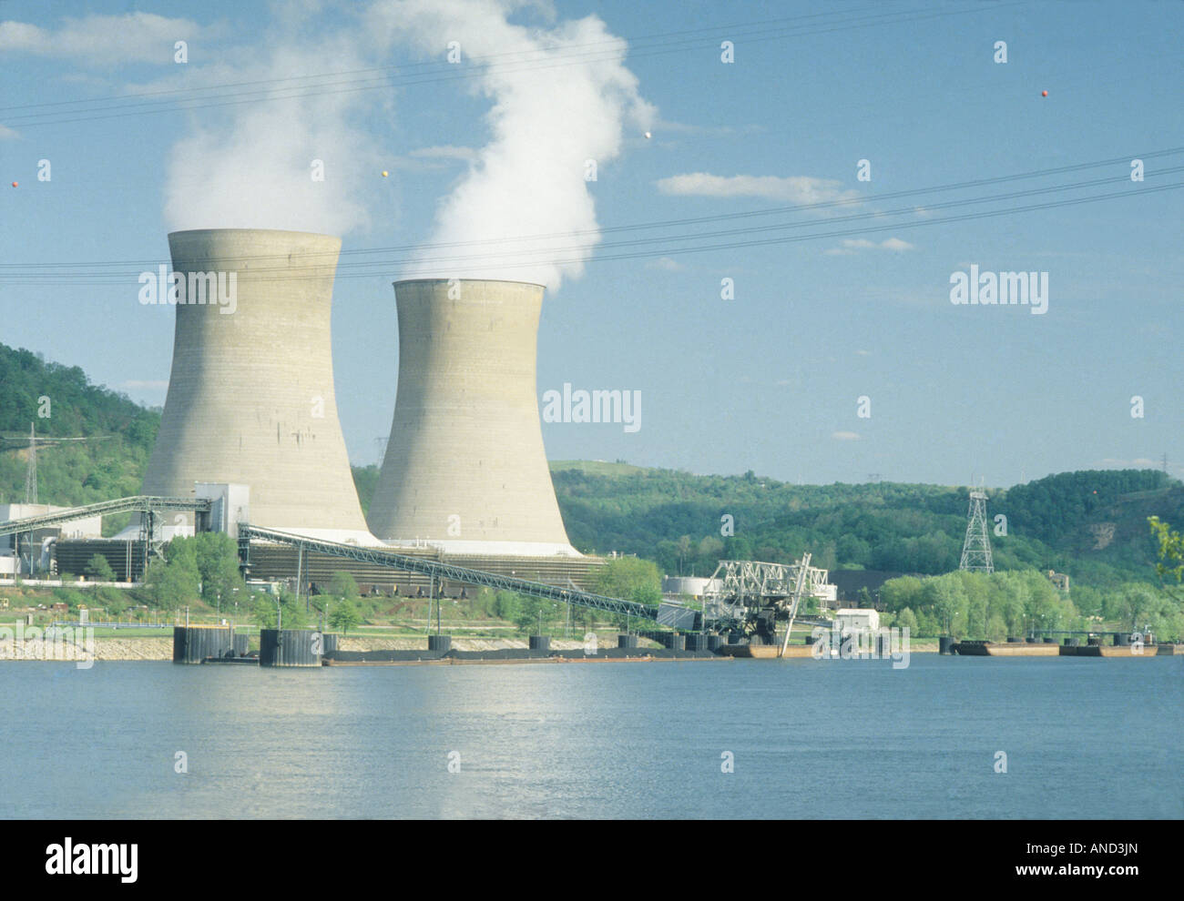 Centrali nucleari lungo il fiume Ohio Ohio usa il vicolo di potenza del carbone ecologia economia scienza economia energia piogge acide inquinamento Foto Stock