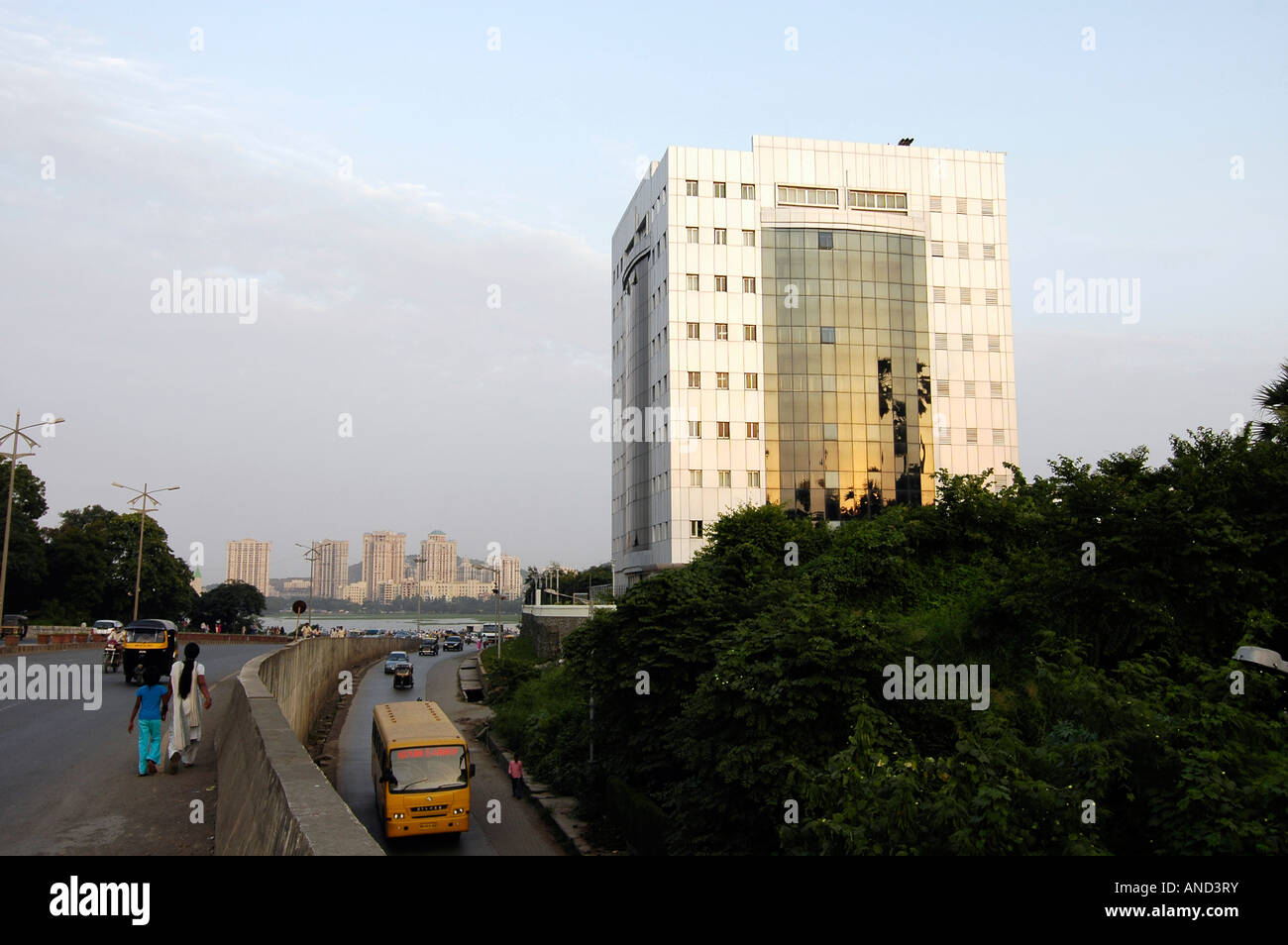Un edificio dedicato al fiorente mercato IT software industria in un sobborgo di Mumbai, India. Foto Stock