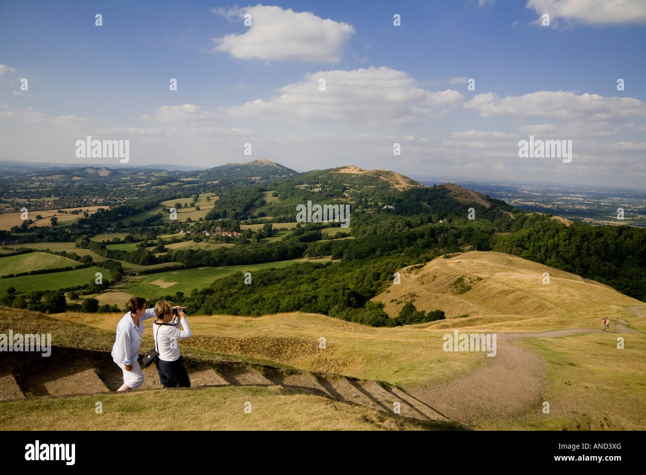Due donne a vista dal British CAMP su Malvern Hills Worcestershire Inghilterra REGNO UNITO Foto Stock