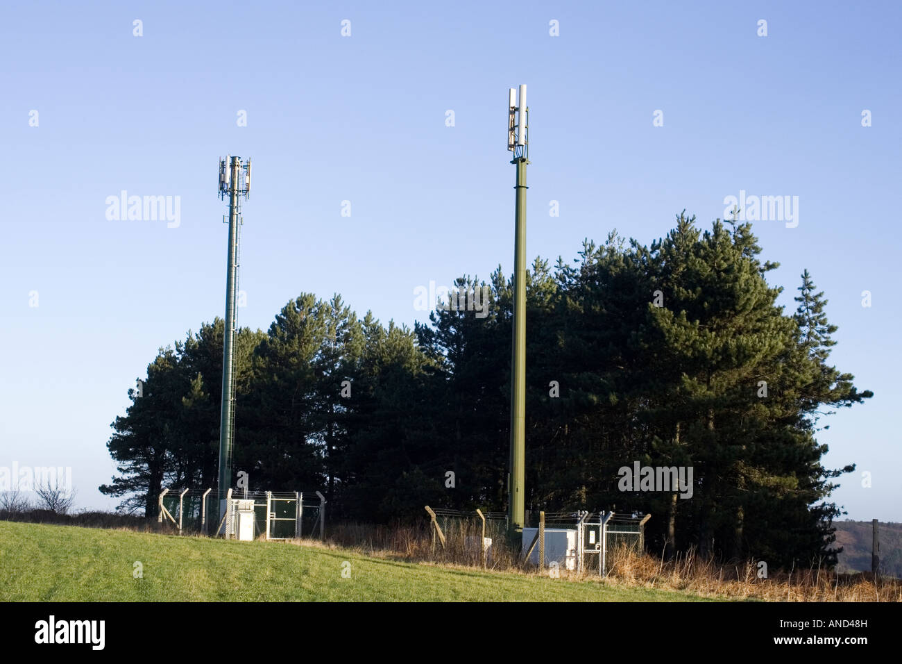 Antenne per telefonia mobile nella campagna del Peak District nel Derbyshire Foto Stock