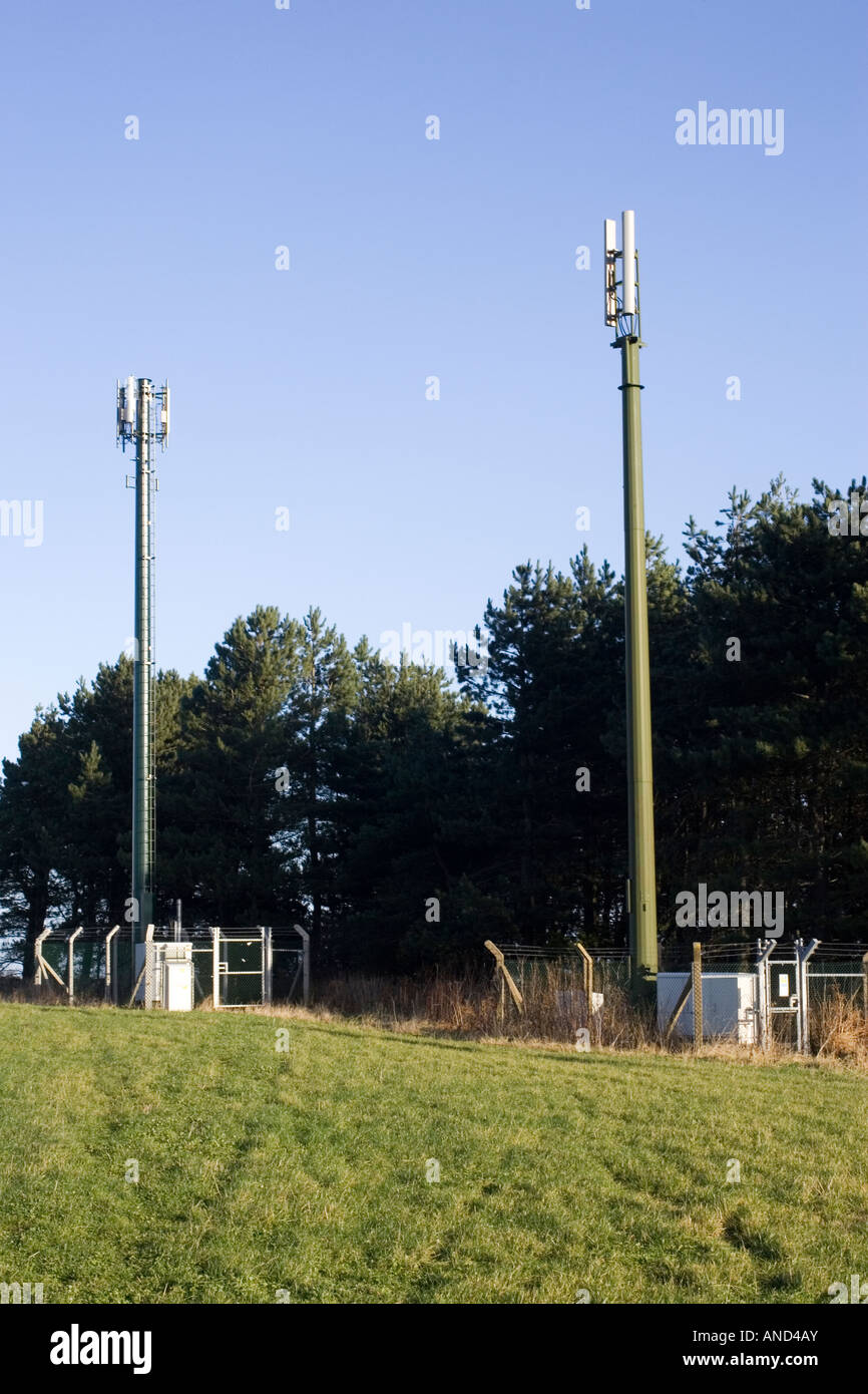 Antenne per telefonia mobile nella campagna del Peak District nel Derbyshire Foto Stock
