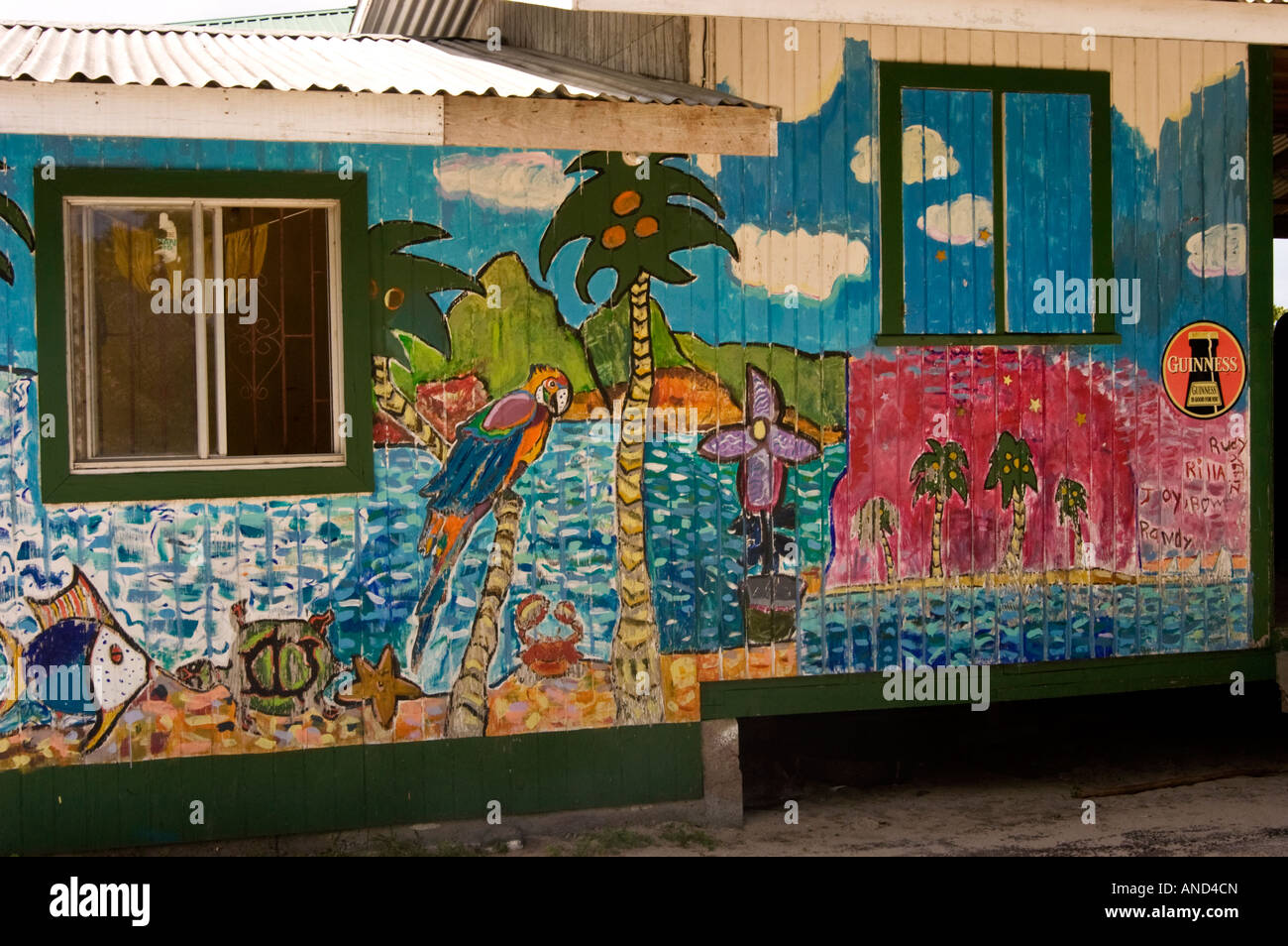 Altamente colorato e decorativo murale sulla parete anteriore di un pub locale in Paradise Beach, Carriacou Foto Stock