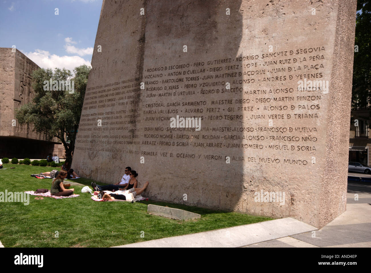 Monumentale scultura moderna a Plaza del Colon, Madrid, Spagna. Foto Stock