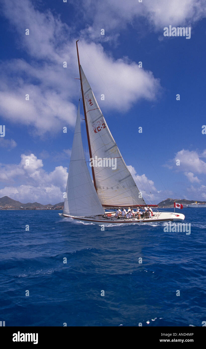 A dodici metri di yacht riempito di vacanzieri sfiora lungo l'acqua vicino Phillipsburg Foto Stock