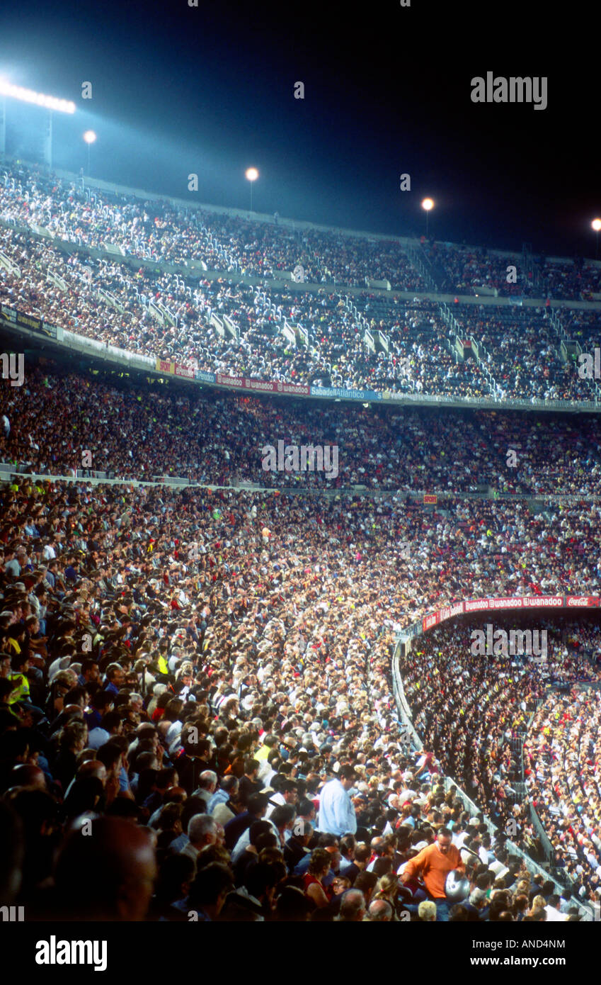 La folla guarda FC Barcellona vs Real Zaragoza partita di calcio allo Stadio Camp Nou a Barcellona Foto Stock