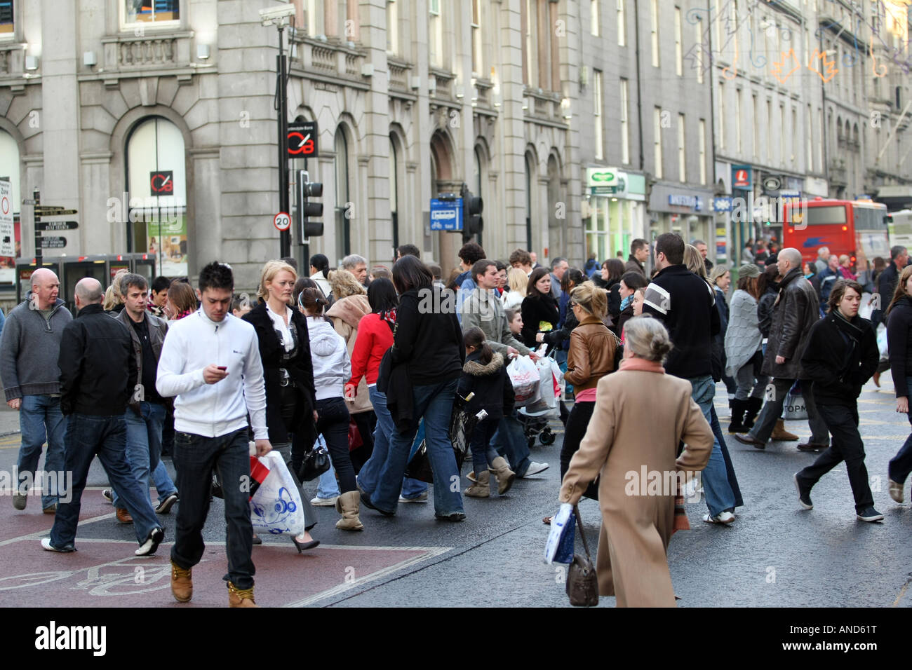 Gli amanti dello shopping in Union Street nel centro di una frenetica e occupato di Aberdeen City Centre, Scotland, Regno Unito Foto Stock