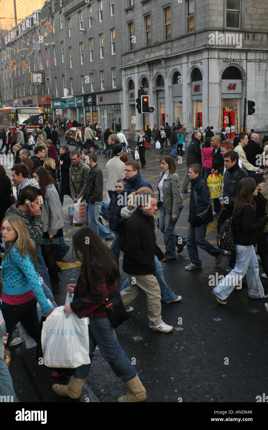 Gli amanti dello shopping in Union Street nel centro di una frenetica e occupato di Aberdeen City Centre, Scotland, Regno Unito Foto Stock