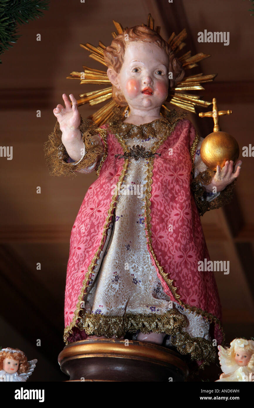 Angelo natalizio in porcellana vestito con abiti colorati che reggono il Globus Cruciger o l'orb da crociera Bavaria Germania Europa Foto Stock