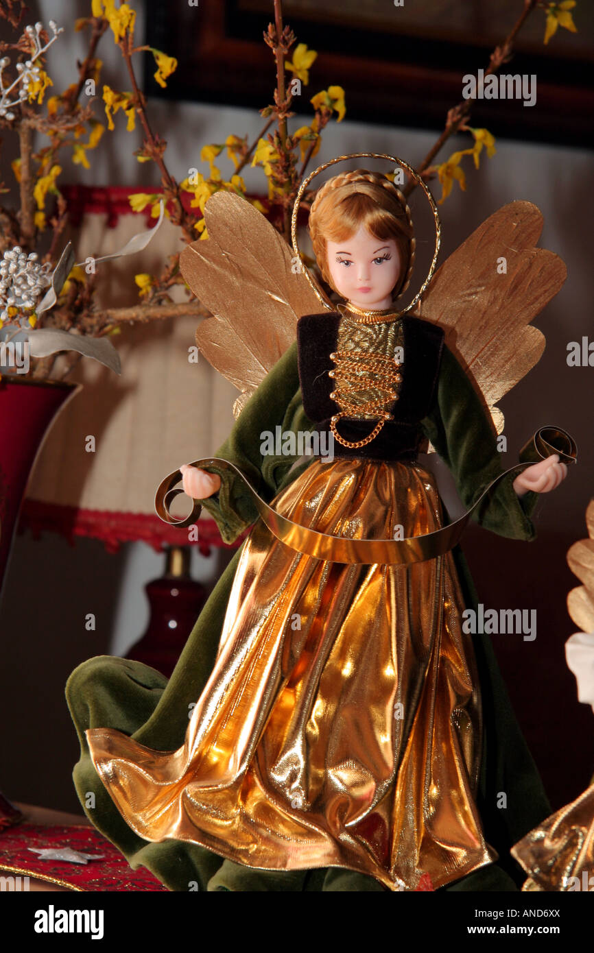 Sentimental Natale angelo tinsel vestito in vero abbigliamento Bavaria Germania Europa Foto Stock