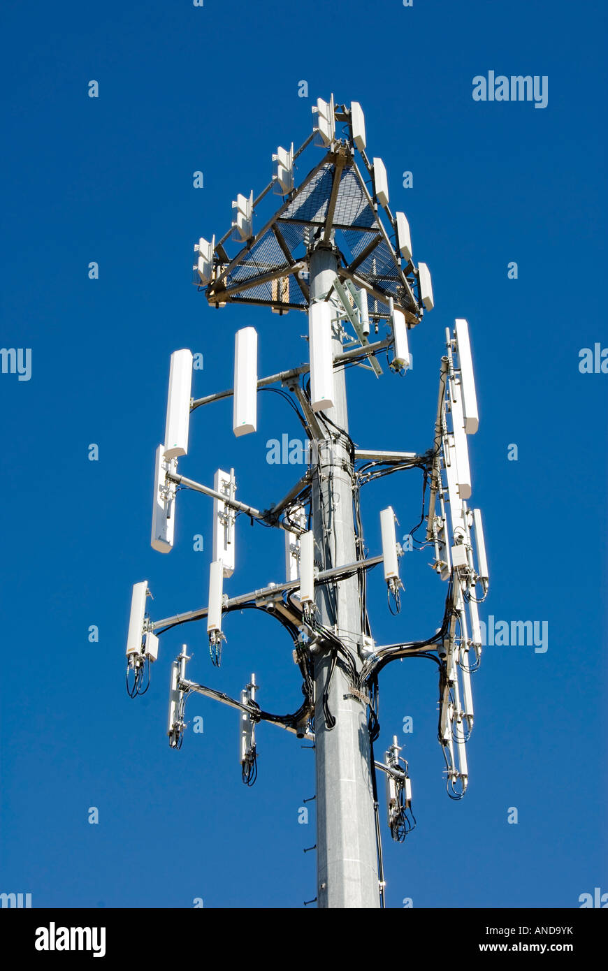Nuova trasmissione cellulare torre contro un big blue sky Foto Stock