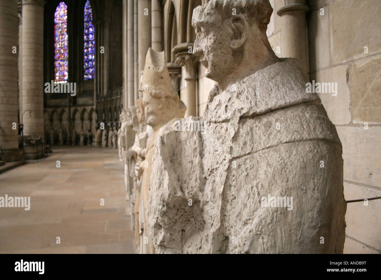 Statua di santi all interno della cattedrale di Rouen Foto Stock