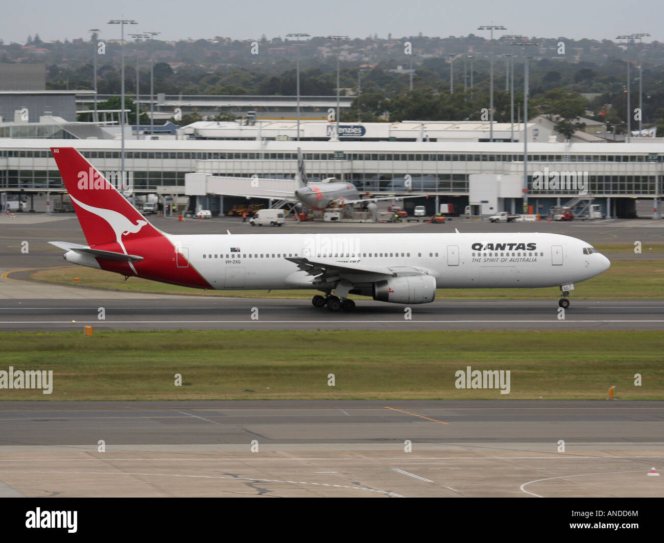 Qantas Boeing 767-300ER decollo dall'Aeroporto di Sydney, Australia Foto Stock