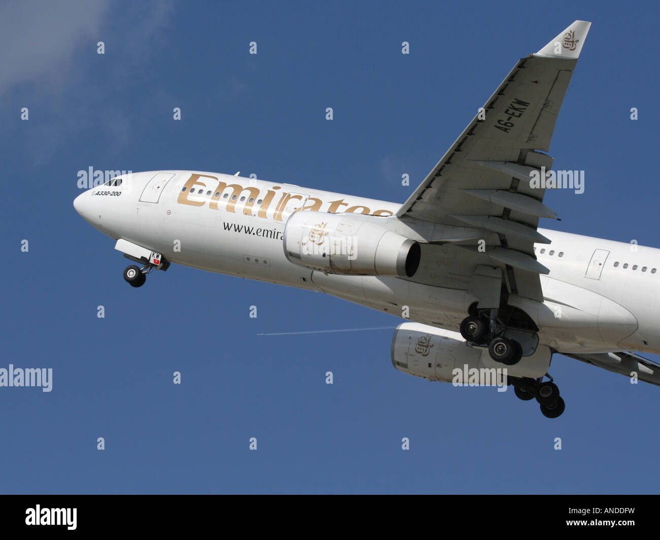 Emirates Airbus A330-200 al decollo, con ipersostentatori parzialmente esteso e la retrazione del sottocarro Foto Stock