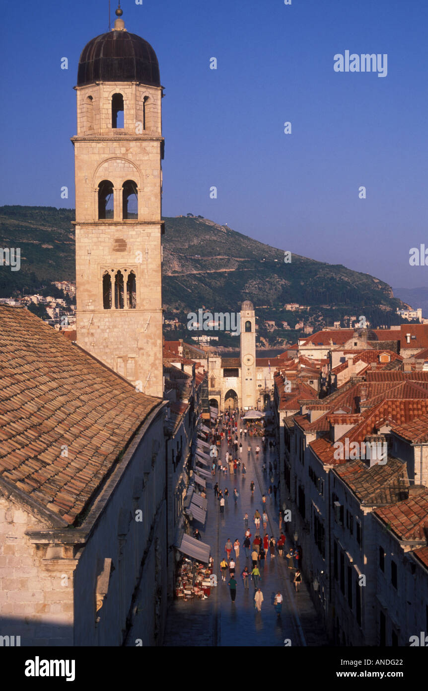 Placa la strada principale in citta di Dubrovnik monastero francescano Dalmazia Croazia Foto Stock