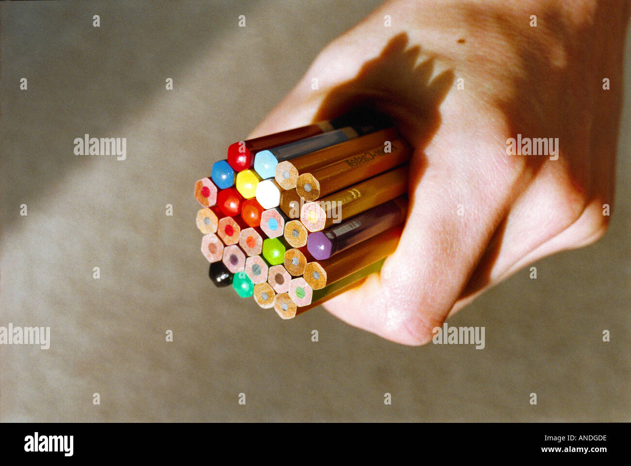 S Man mano che tiene una matita matite colorate colore molti oggetto ancora  vita commerce business corporate finance decisione fare successo Foto stock  - Alamy