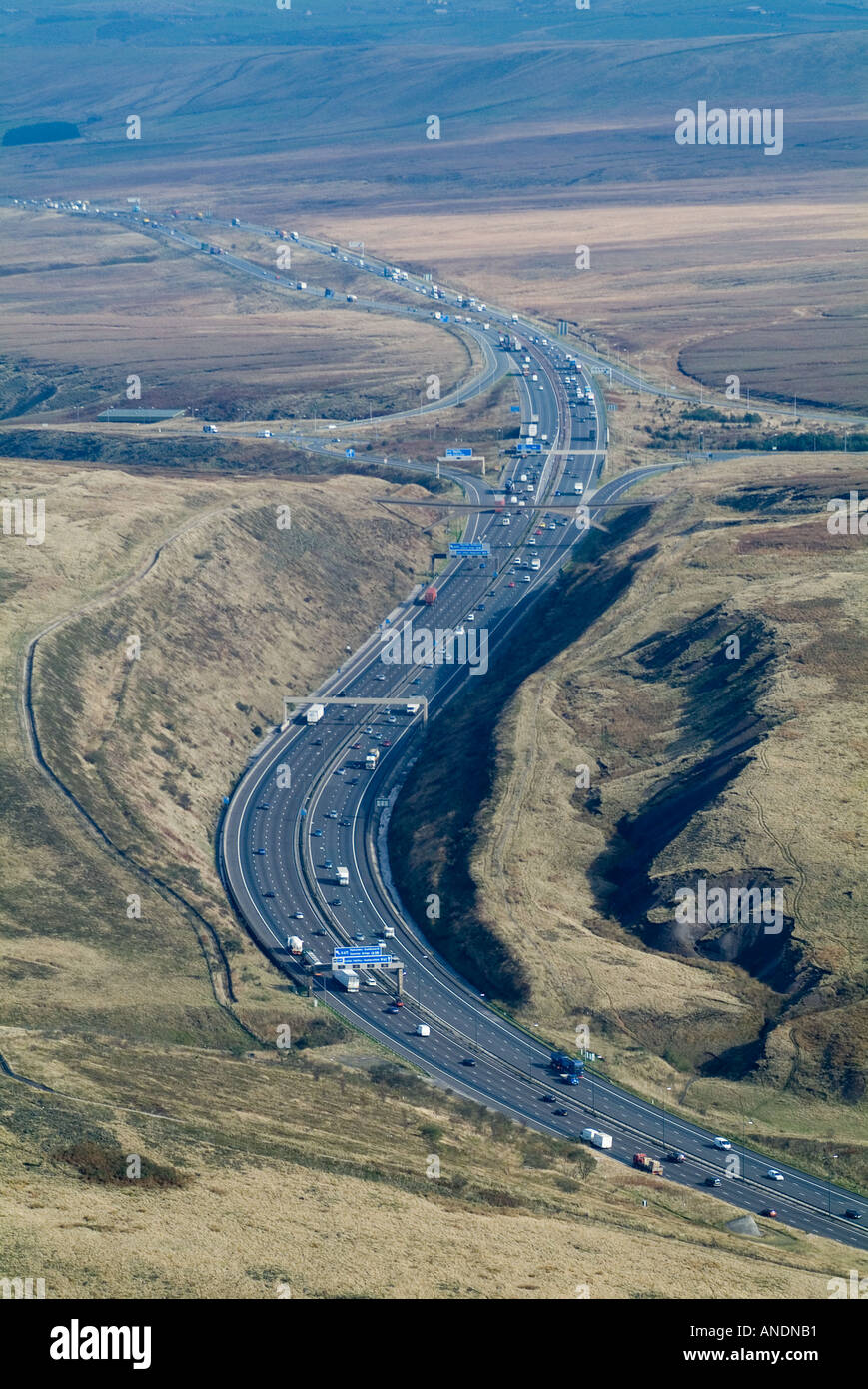 M62 Trans-pennine autostrada, Vista Aerea, Lancashire - Frontiera dello Yorkshire. Nell Inghilterra del nord Foto Stock