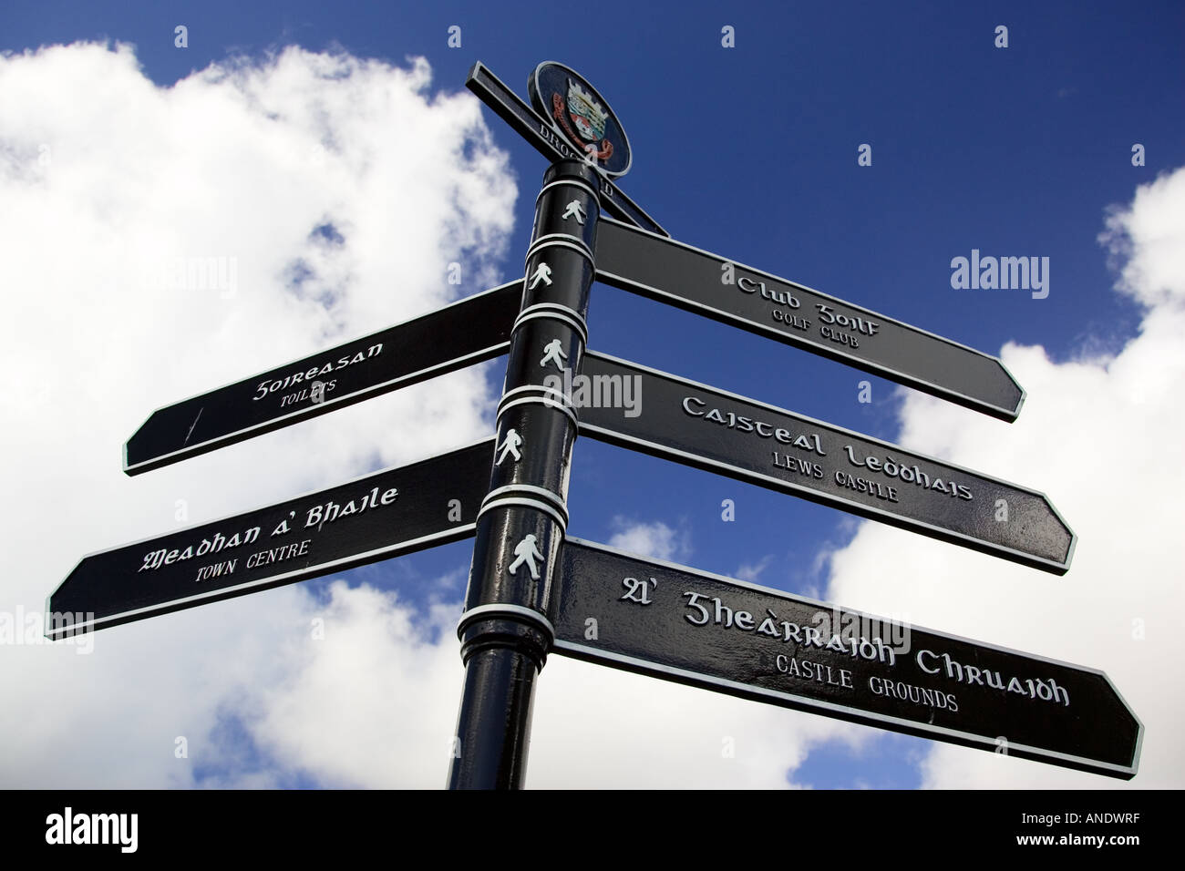 Strada bilingue firmare l'inglese e il gaelico scozzese direzioni Stornoway Ebridi Esterne REGNO UNITO Foto Stock