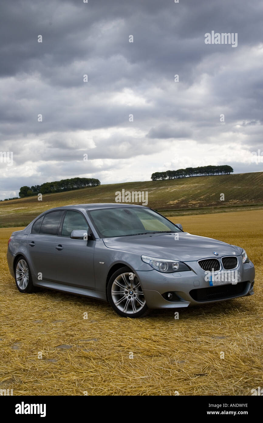 BMW Serie 5 grigio argento M550i sportivi auto Cotswolds Oxfordshire, Regno Unito Foto Stock