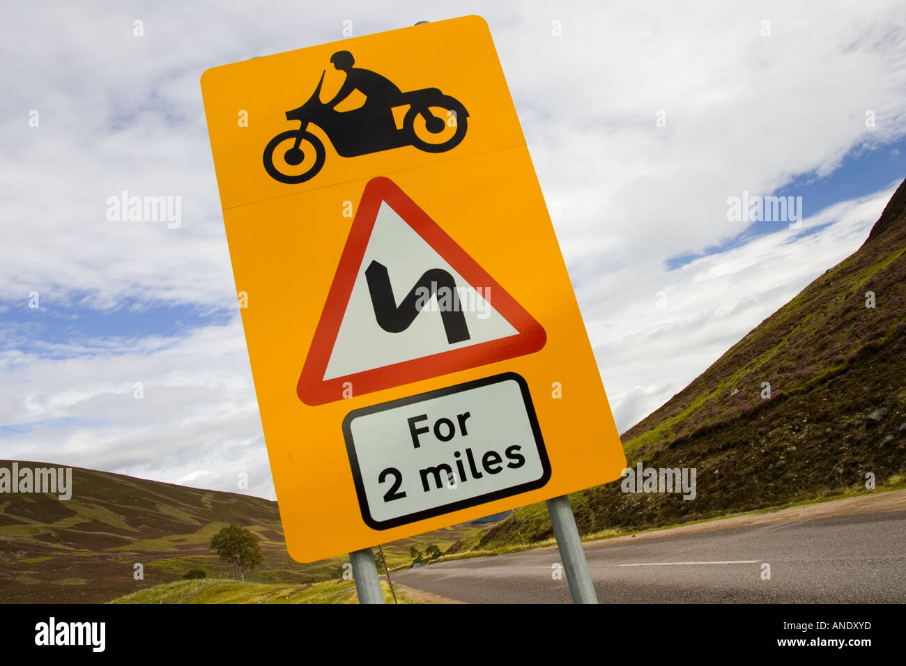Cartello stradale di avvertimento di curve pericolose in avanti nel Glenshee Scozia Scotland Foto Stock