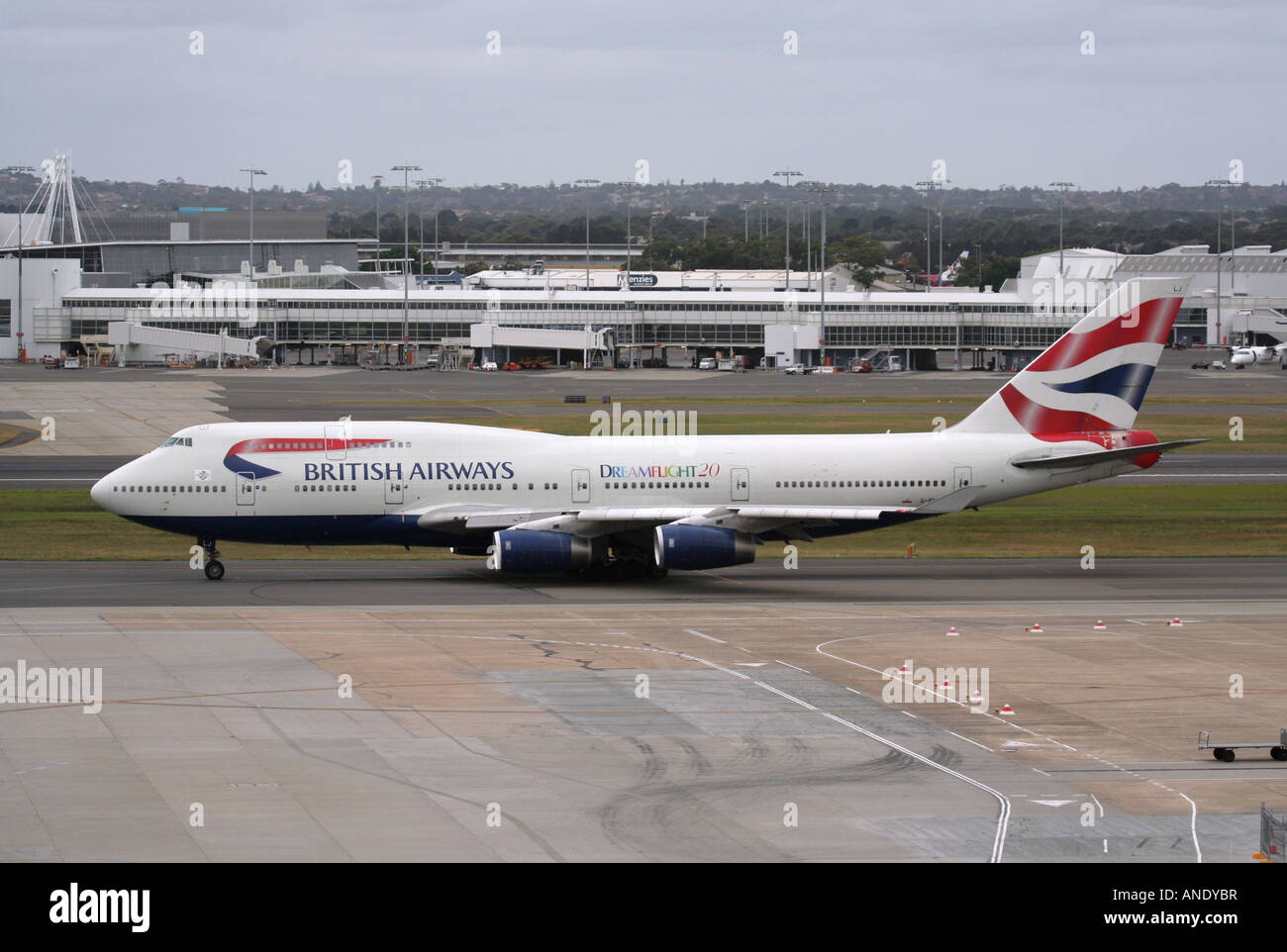 Trasporto aereo a lunga percorrenza. British Airways Boeing 747-400 tassando all'Aeroporto di Sydney, Australia Foto Stock