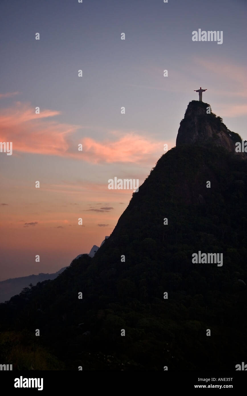 Tramonto sul monte Corcovado e Cristo redentore,rio de janeiro, Brasile Foto Stock