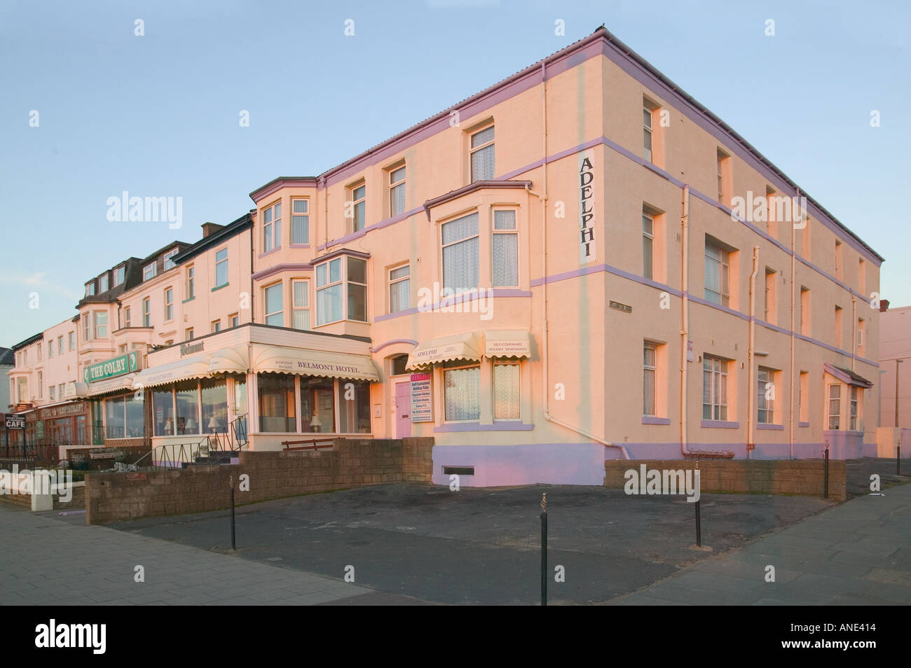 Tradizionale hotel promenade holiday flats Blackpool Foto Stock