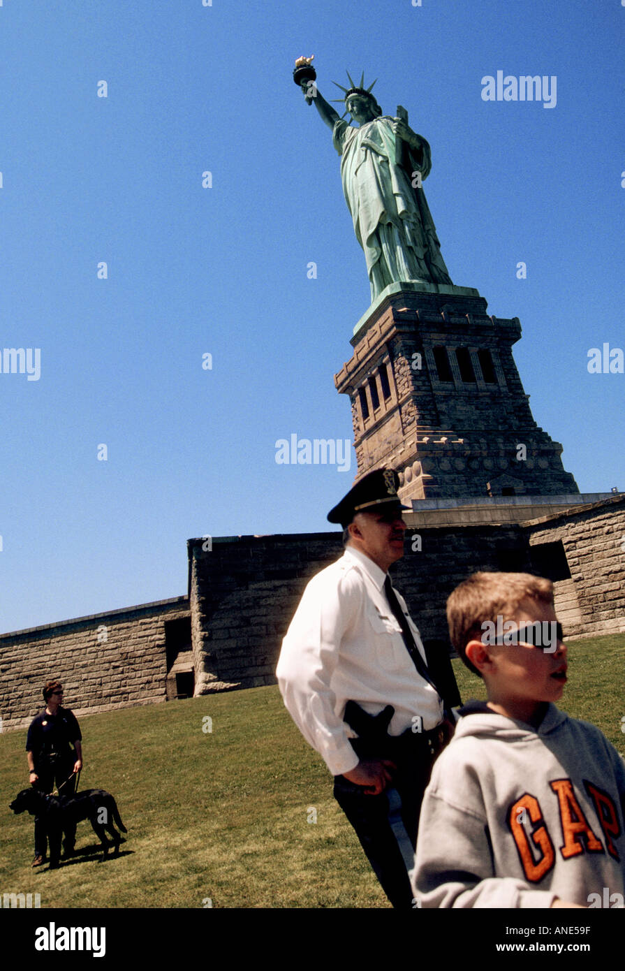 La Statua della Libertà sorge su Liberty Island nel porto di New York Foto Stock