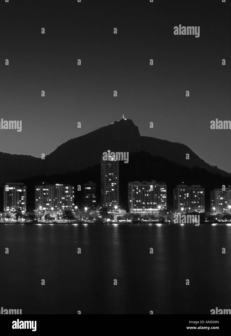 Bianco e nero notte vista sulla laguna, edifici e del Cristo Redentore a Rio de Janeiro in Brasile. Foto Stock