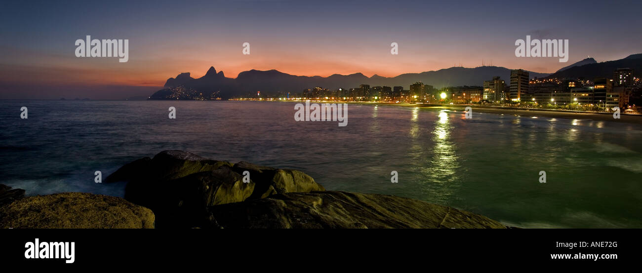 Vista panoramica della spiaggia di Ipanema al tramonto. Rio de Janeiro in Brasile. Foto Stock