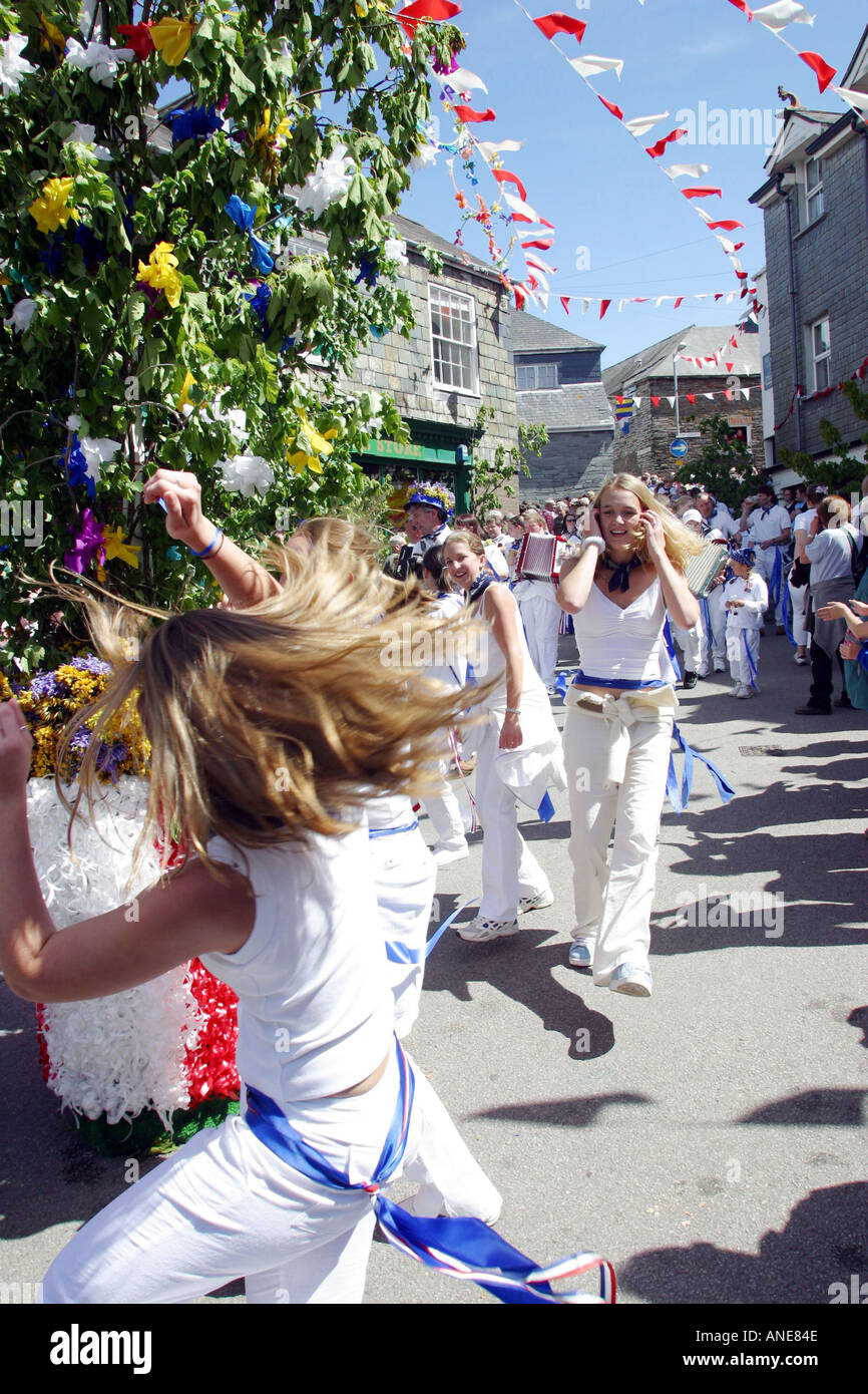 Ballando intorno al polo può Padstow Obby Oss giorno di maggio Cornwall Regno Unito Foto Stock