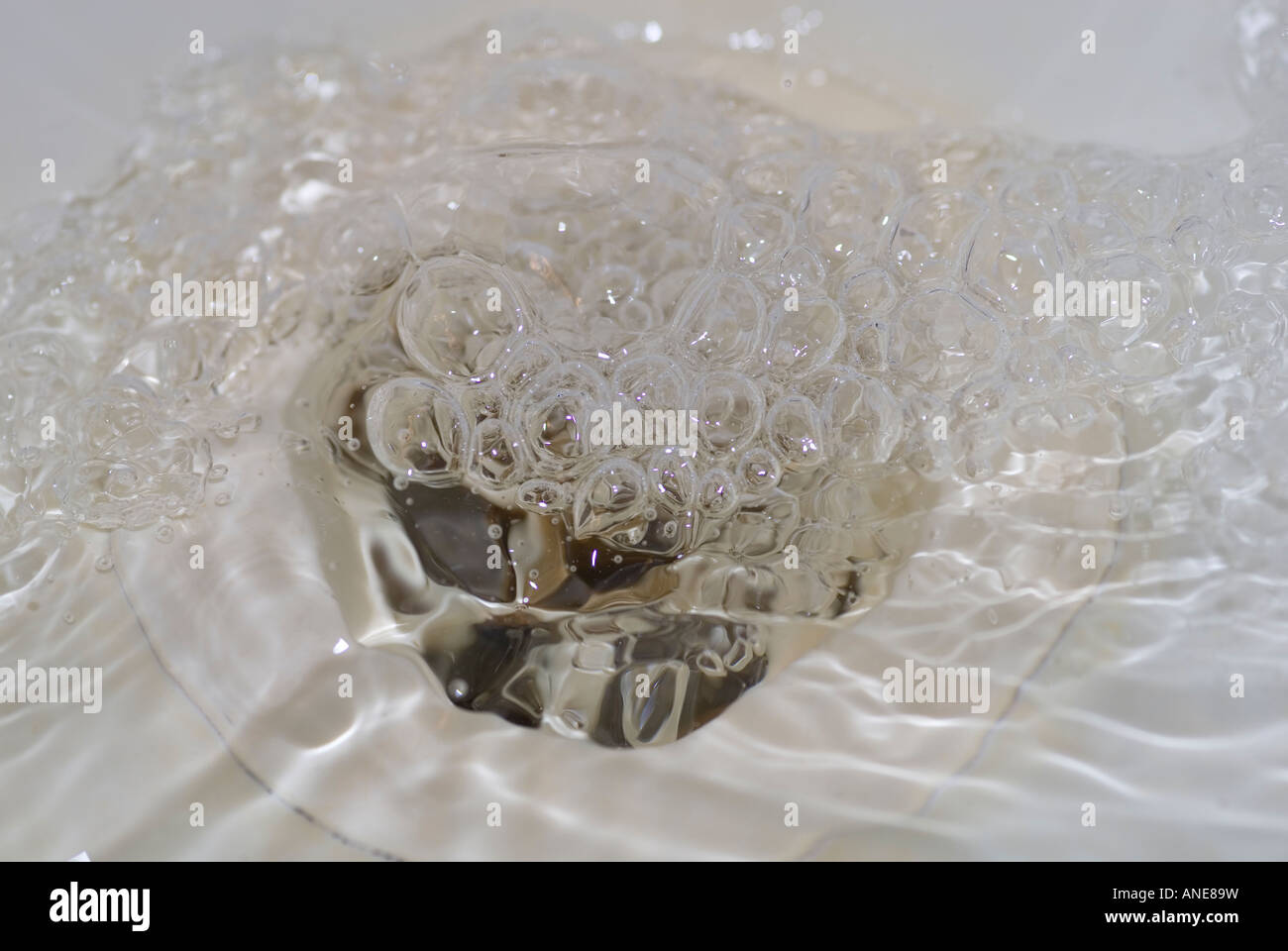 Il drenaggio d'acqua verso il basso il foro del tappo Foto Stock