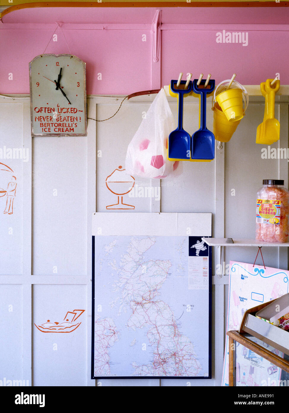 Interno del vecchio mare 1950 s style cafe che mostra la benna e picche orologio a sfera Mappa Michelin della Bretagna contrassegnato Siete qui e Foto Stock