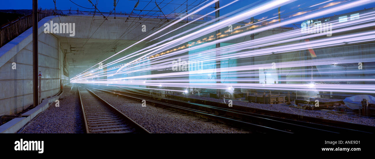 Spostare le luci illuminano il passaggio di un treno che viaggia nel Regno Unito Channel Tunnel portal a Folkestone Foto Stock