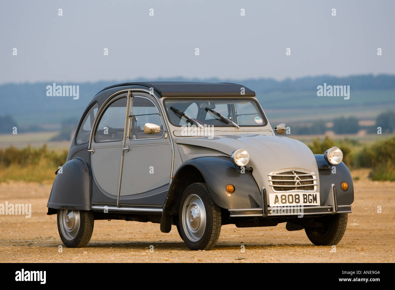 2CV Deux Chevaux auto in spiaggia parcheggio auto Brancaster Norfolk Regno Unito Foto Stock