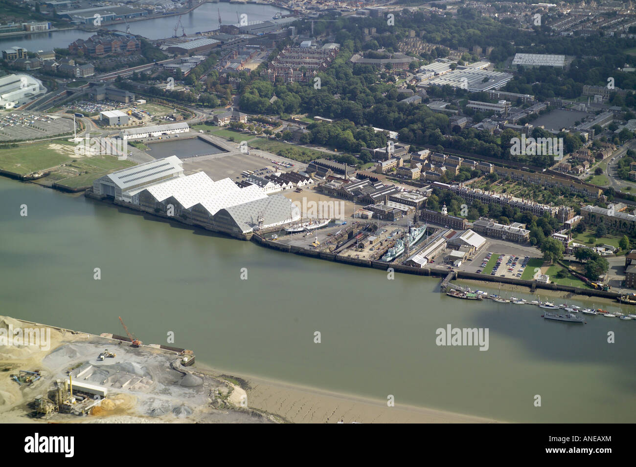 Vista aerea del Historic Dockyard Chatham, sulle rive del fiume Medway nel Kent Foto Stock