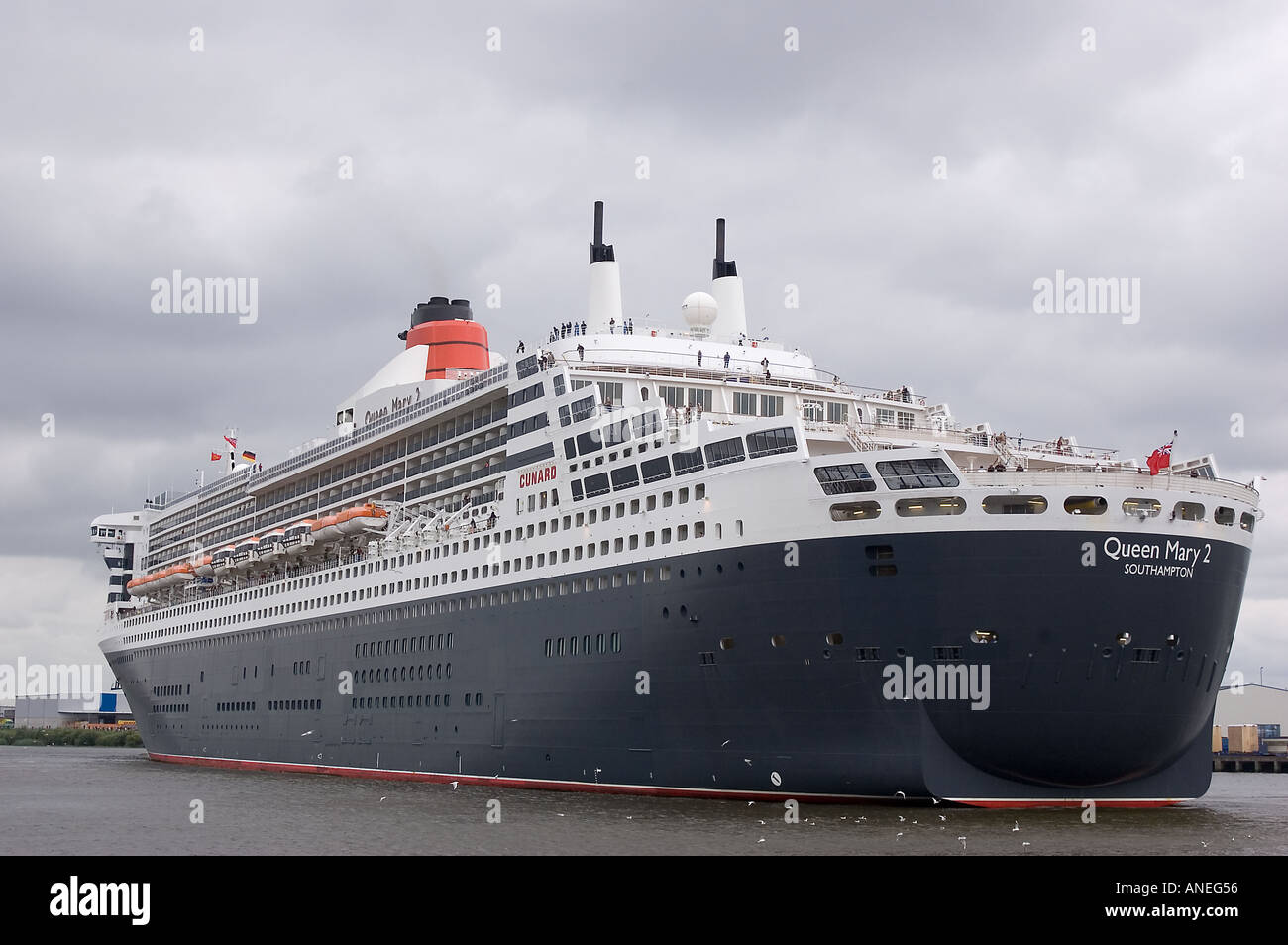 Ruotando la nave da crociera Queen Mary 2 mentre la visita dal porto di Amburgo 2005 Germania Foto Stock