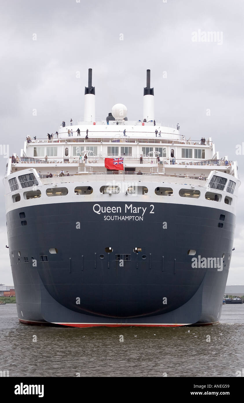 Ruotando la nave da crociera Queen Mary 2 mentre la visita dal porto di Amburgo 2005 Germania Foto Stock