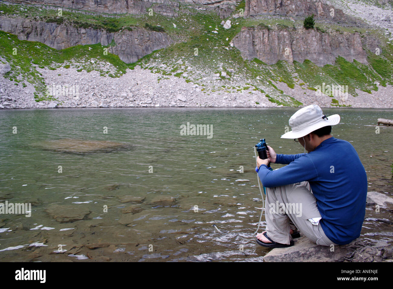 Escursionista filtrare acqua, Marion Lago, Grand Tetons National Park, Wyoming USA Foto Stock